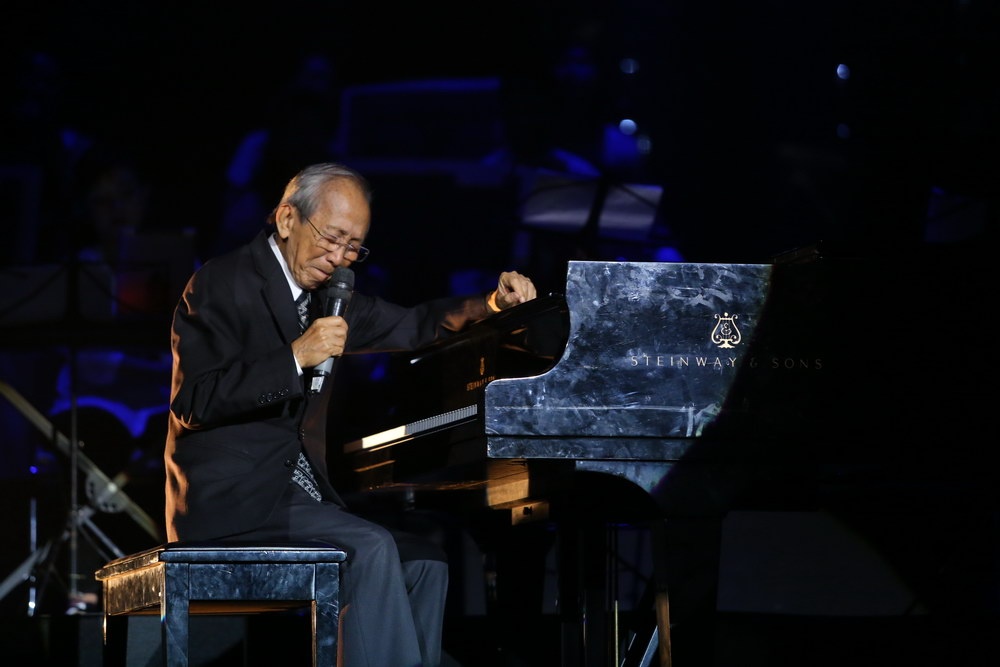 Tình yêu sâu nặng, sự biết ơn đối với người vợ đã bên ông từ khi 20 tuổi đến giờ cũng đã khiến nhạc sĩ nghẹn rơi nước mắt, đôi lúc phải dừng lại vì xúc động khi ông giãi bày về cuộc đời mình, những năm tháng khó khăn và nói lời cảm ơn vợ