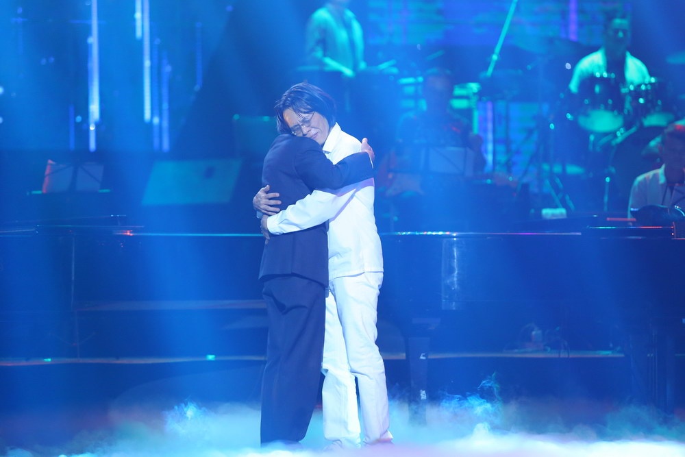 Cha con Nguyễn Ánh 9 ôm chầm lấy nhau sau khi hòa tấu Tình khúc chiều mưa.