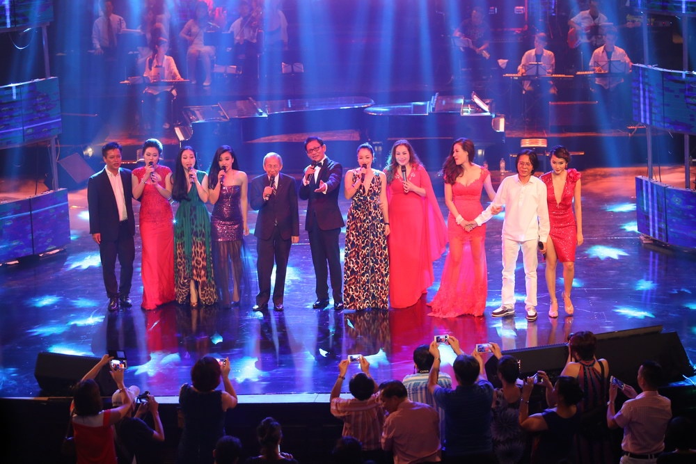 Kết thúc show diễn, khán giả đã đứng dậy mãi không muốn về, họ muốn tiếp tục được nghe nhạc sĩ Nguyễn Ánh 9 đàn, muốn được nhìn thật lâu hơn người nhạc sĩ tài hoa, đa cảm ấy.