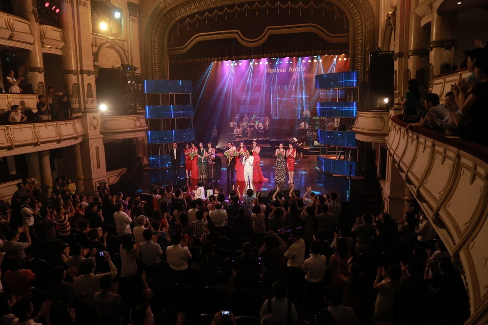 Không ít khán giả đã níu tay nhau đi mua vé đêm diễn thứ 2, để lại được nghe ông đàn và nghe những ca khúc đã trở thành bất hủ của ông.