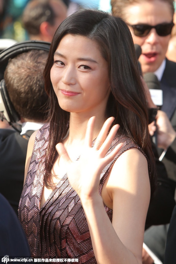 Diện váy khoét cổ sâu, Jun Ji Hyun tự tin khoe vòng một khiêm tốn trước ống kính.