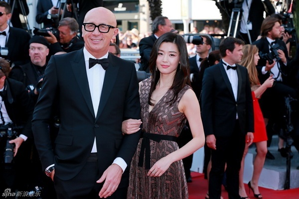 Trên thảm đỏ chiều qua, Jun Ji Hyun có dịp gặp lại Lý Băng Băng, bạn diễn trong phim Tuyết hoa và mật phiến. Đáng tiếc, hai người đẹp không chụp ảnh chung.