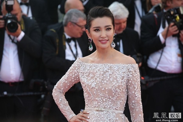 Cô tự tin tạo dáng trước ống kính