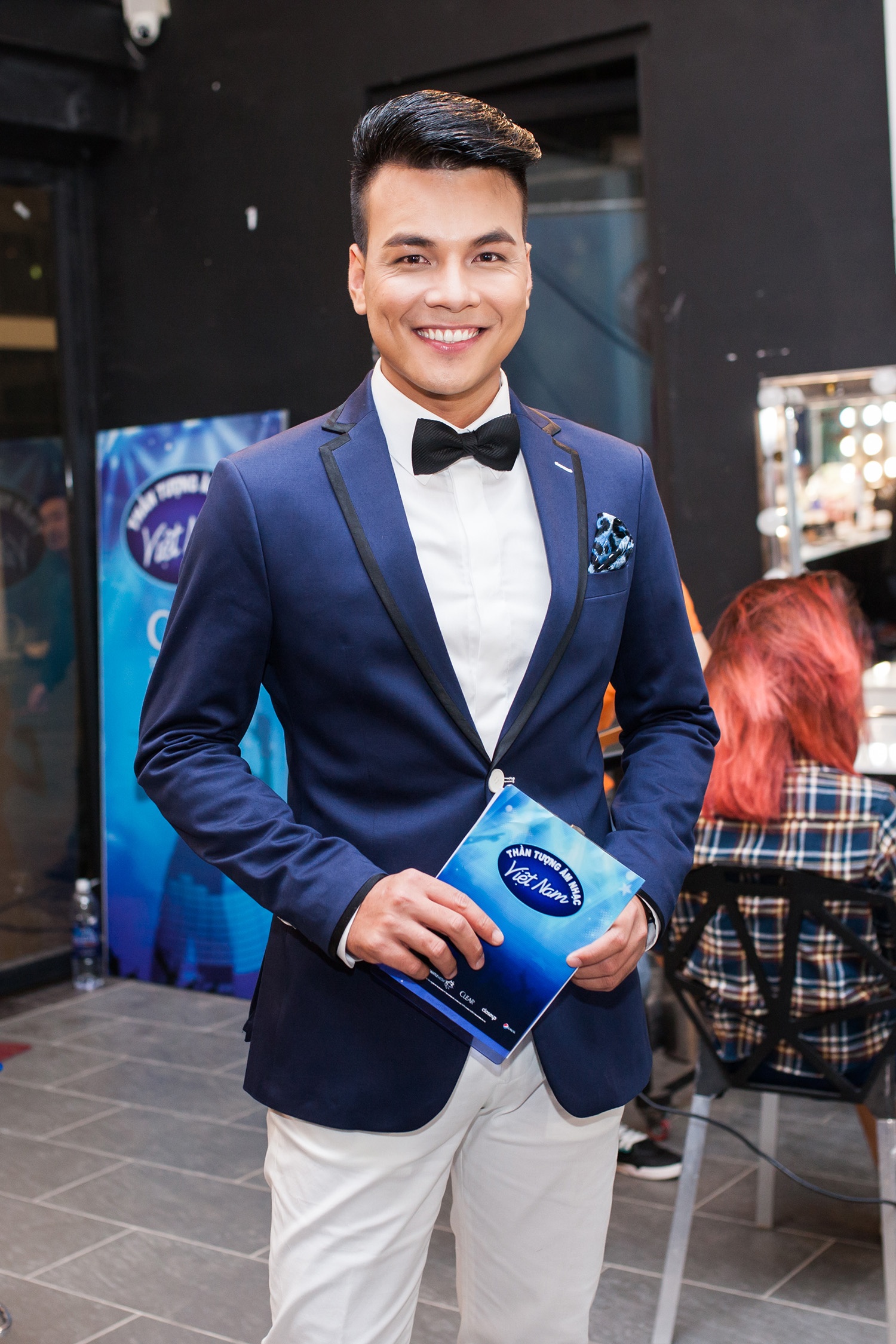 MC Duy Hải ăn vận bảnh bao khi đảm nhận vai trò dẫn dắt chương trình.