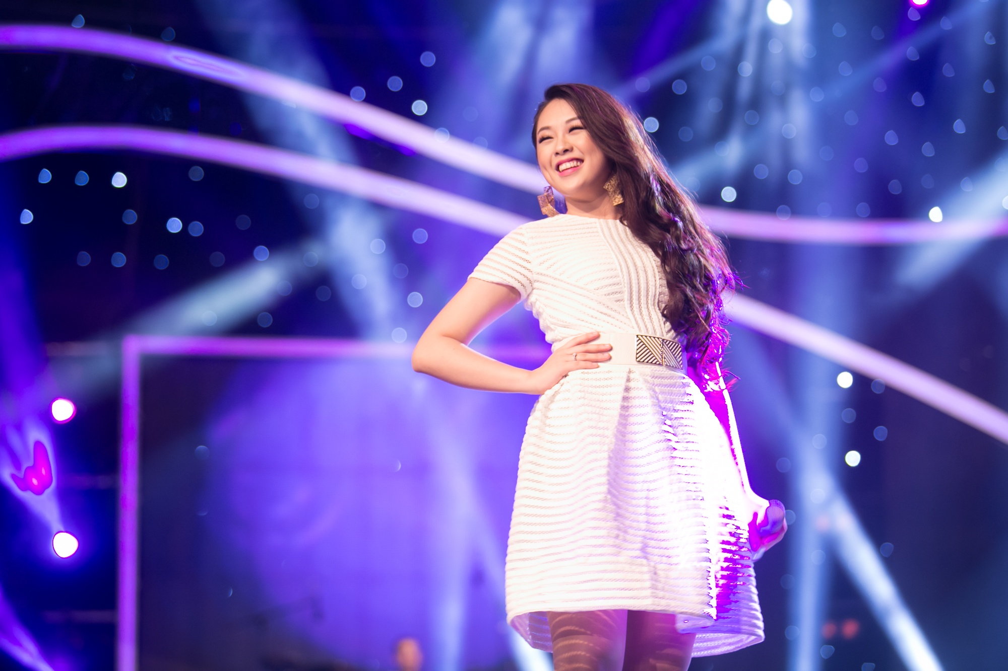 Ban giám khảo nhận định tiếng hát của thí sinh nhỏ tuổi nhất top 10 đôi lúc chẳng ăn nhập gì với nhạc. Cụ thể, cô hát hơi nhanh và thiếu điểm nhấn, cao trào.