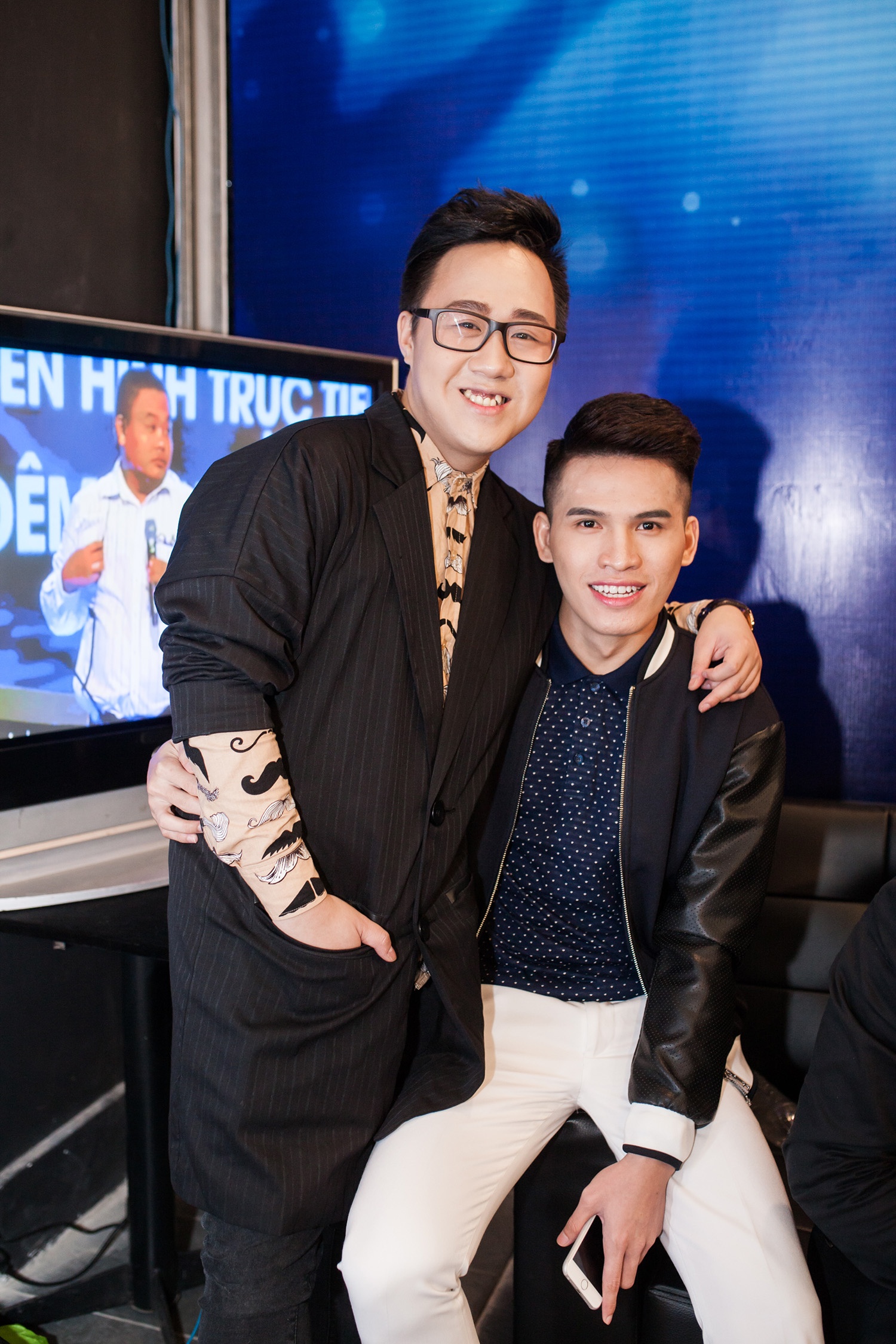 Trung Quân, Quốc Thiên - hai giọng ca trưởng thành từ Vietnam Idol - thân thiết chụp ảnh chung.