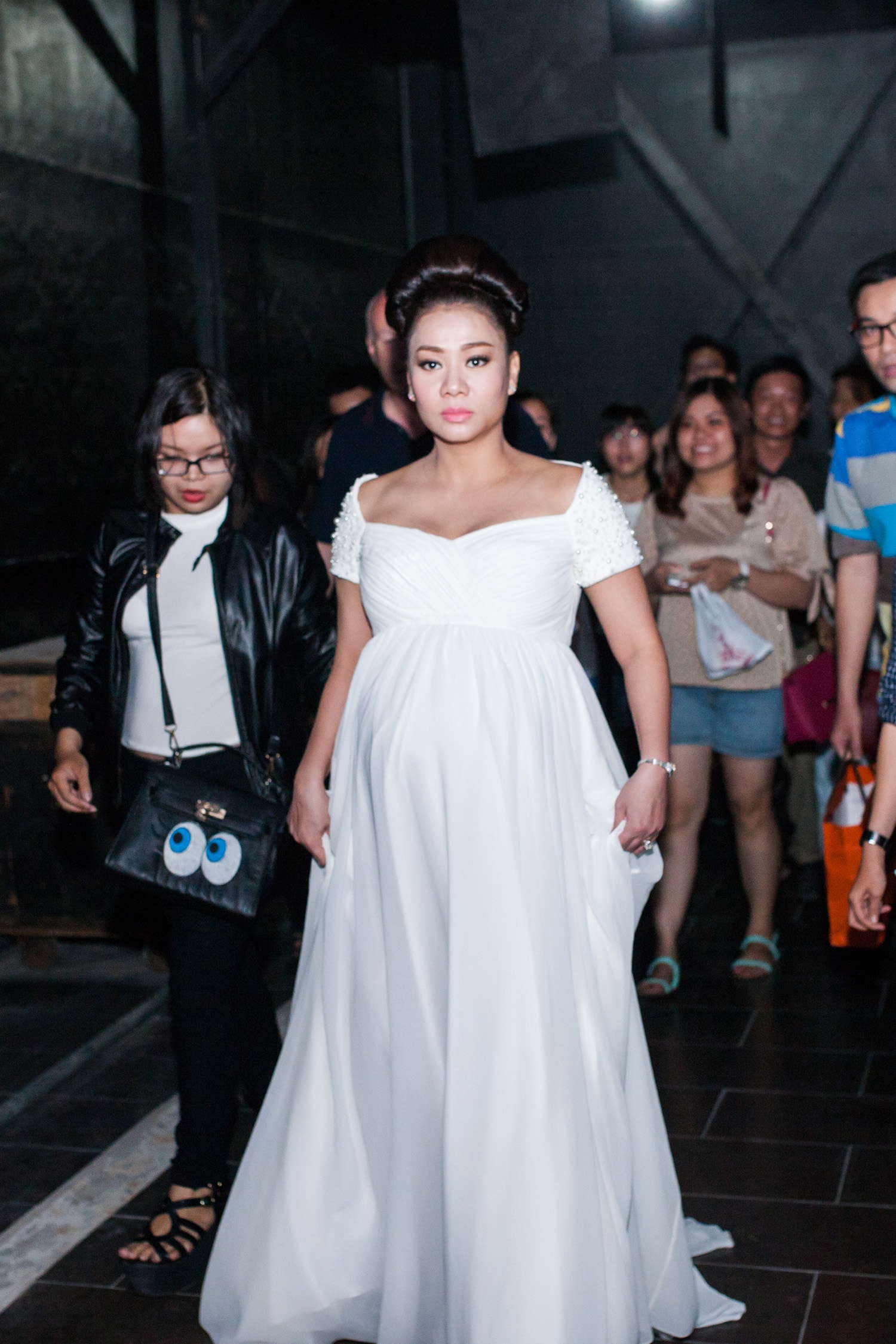 Tối 17/5, Thu Minh xuất hiện nổi bật tại địa điểm ghi hình đêm thi thứ hai ở vòng Studio của Thần tượng âm nhạc Việt Nam 2015. Giọng ca Yêu mình anh diện chiếc đầm dài màu trắng. Cô nhận được nhiều sự quan tâm của khán giả lẫn truyền thông vì đang ở giai đoạn cuối thai kỳ.