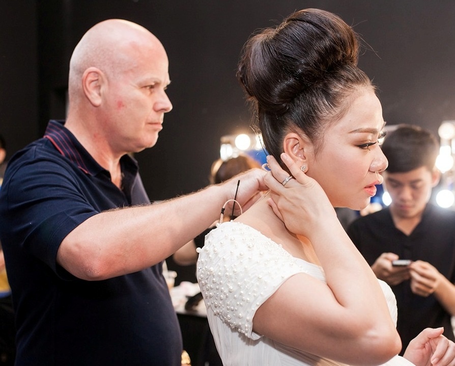 Vo chong Thu Minh cham soc nhau o hau truong Vietnam Idol hinh anh