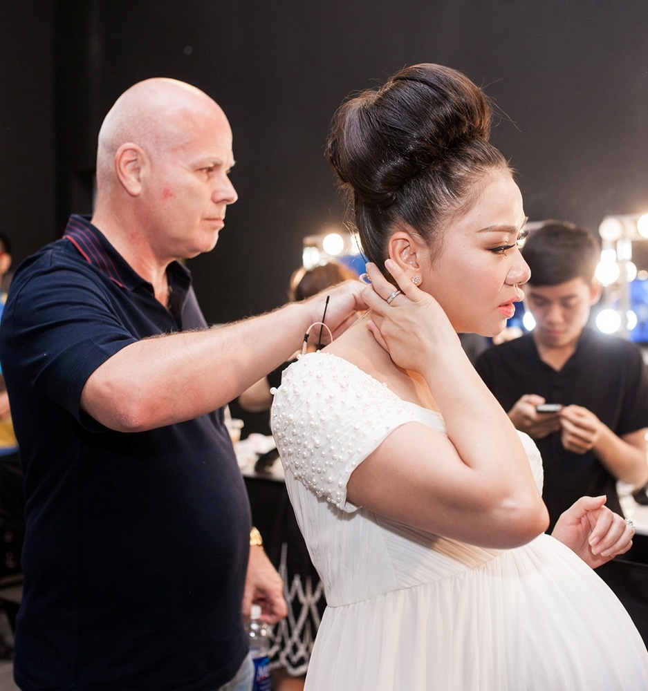 Cô được ông xã hỗ trợ mang micro. Không chỉ ở sự kiện, trong cuộc sống thường nhật, nữ ca sĩ sinh năm 1977 cũng được chồng rất mực yêu thương.