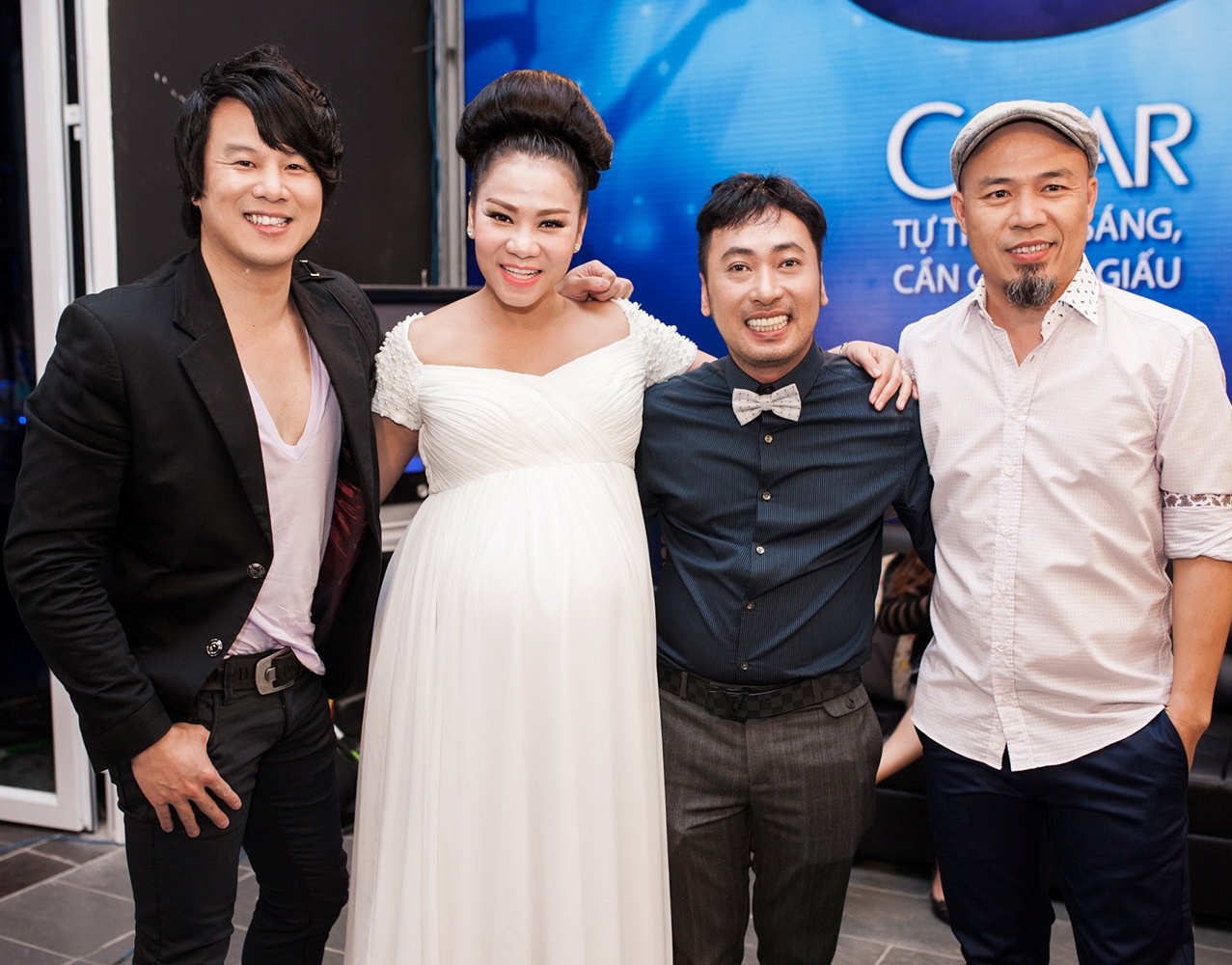 Cô chụp ảnh cùng ca sĩ Thanh Bùi, đạo diễn Nguyễn Quang Dũng, giám đốc âm nhạc Huy Tuấn - những người bạn cùng giữ vai trò “cầm cân nảy mực” ở mùa 6 Vietnam Idol.