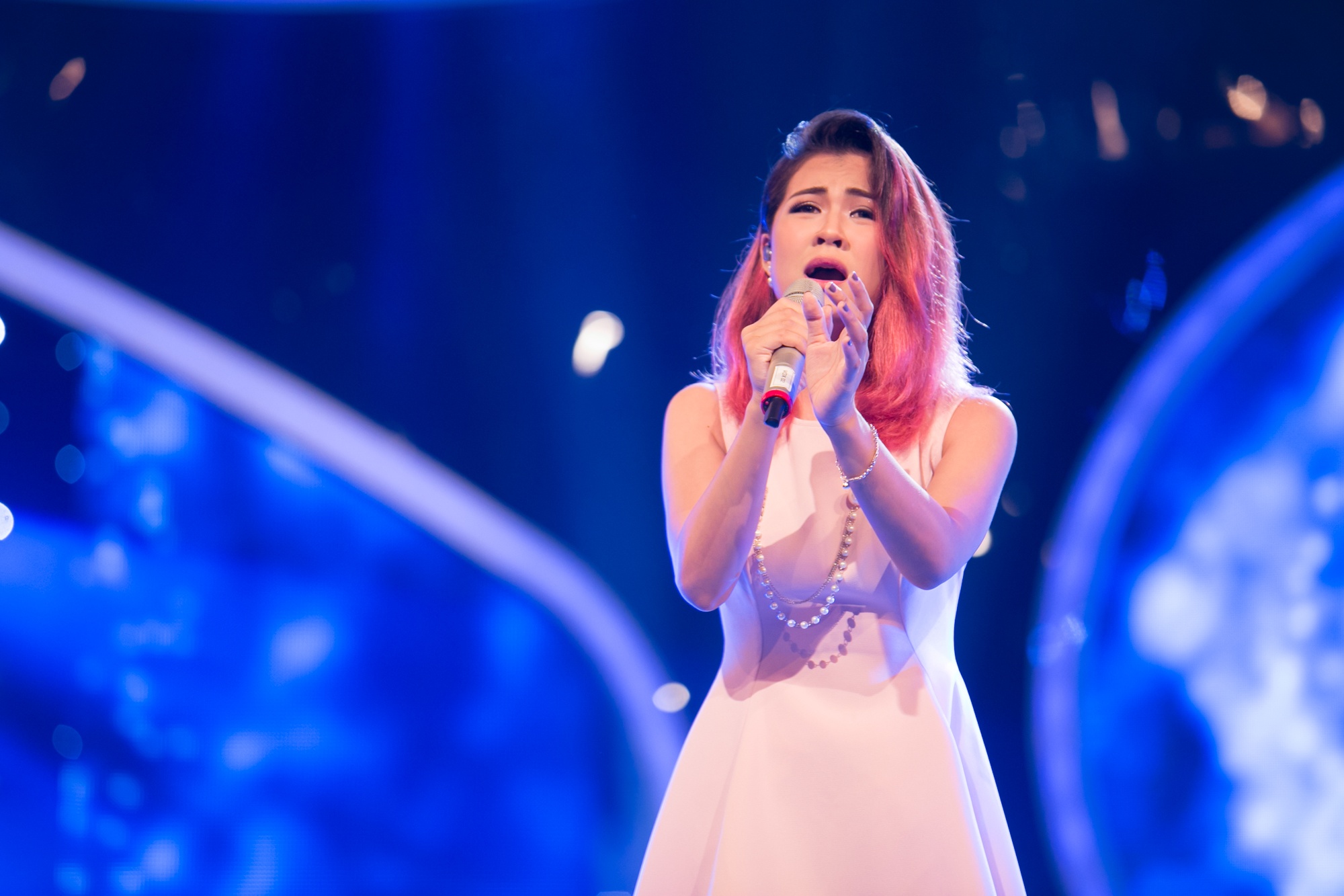 Nếu vòng trước Trần Thị Hà Nhi gây ấn tượng với một ca khúc có tiết tấu và khả năng khuấy động sân khấu tốt, thì ở đêm thi tranh suất vào vòng Gala tối qua, cô tiếp tục gây cho thấy sự đa dạng khi lựa chọn bài hát thuộc thể loại Pop mang tên Dòng thời gian. Đây là bài hát chủ đề trong bộ phim truyền hình Mùi ngò gai từng được nhiều khán giả yêu thích.