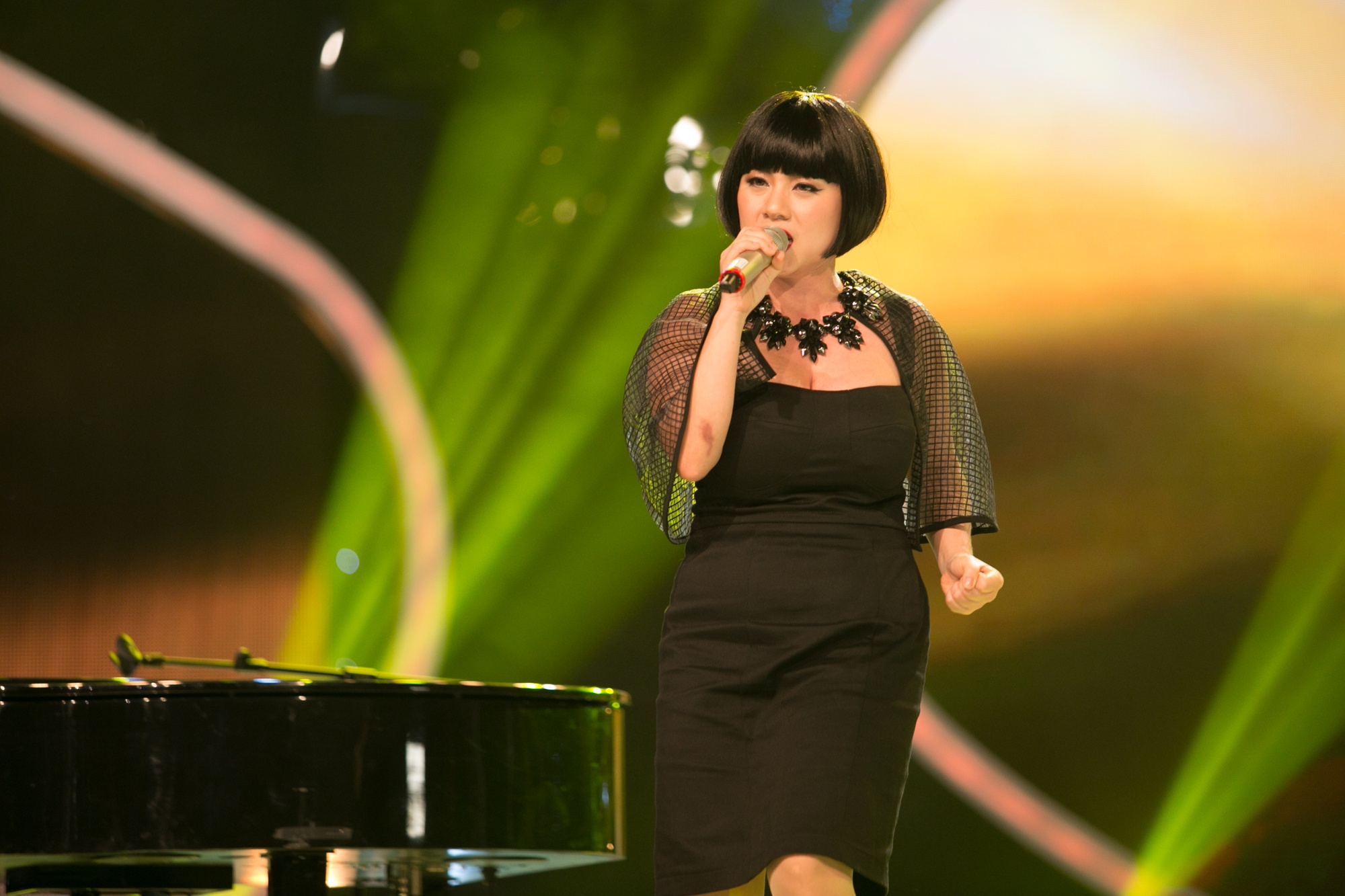 Nhiều lần mất điểm trước chủ nhân bốn ghế nóng vì sự lạnh lùng đến mức “đáng sợ”, thế nhưng Trần Thúy Vân Quỳnh bất ngờ có cú lột xác ngoạn mục. Chọn ca khúc Chandelier đang làm mưa làm gió trên các bảng xếp hạng US-UK để trình diễn, ca sĩ từng đoạt giải đặc biệt ở cuộc thi Tiếng hát châu Á diễn ra tại Kazakhstan vào năm 2000 thuyết phục người nghe bằng tài năng của mình.