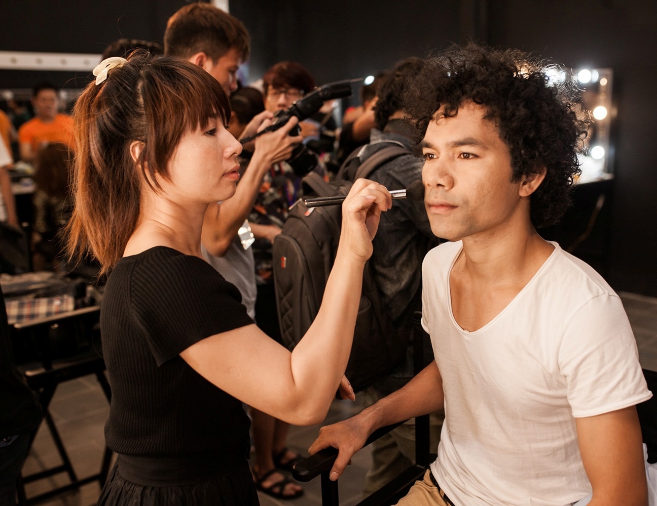 Quán quân Thần tượng âm nhạc Việt Nam 2012 - Ya Suy - được ê-kíp trang điểm trong hậu trường.