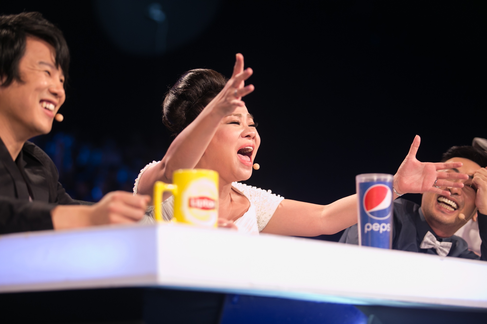 Phan thi khien Thu Minh nhun nhay khong ngung cua Van Quynh hinh anh