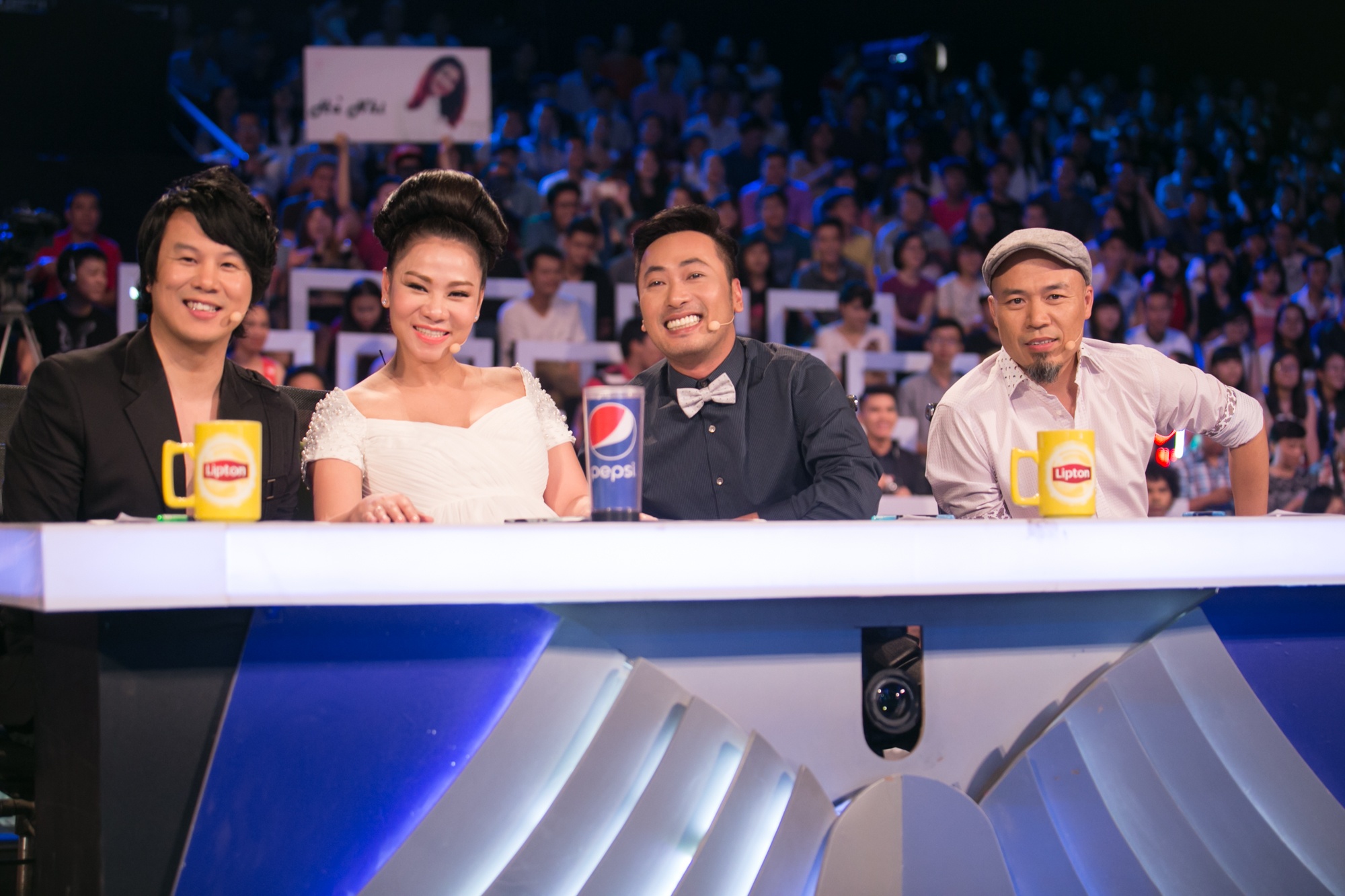 Tối 17/5, đêm thi trực tiếp thứ 2 ở vòng Studio của Thần tượng âm nhạc Việt Nam 2015 diễn ra sôi nổi, gay cấn với sự góp mặt của 5 thí sinh nữ gồm: Nguyễn Bích Ngọc, Nguyễn Ngọc Khánh Tiên, Trần Hoàng Yến, Trần Thị Hà Nhi và Trần Thúy Vân Quỳnh. Họ lần lượt thể hiện niềm đam mê, tài năng ca hát trước ban giám khảo, khán giả để tranh 4 suất vào vòng Gala. Trong đó, những người “cầm cân nảy mực” sẽ ưu tiên trao quyền đi tiếp cho 3 cái tên có phần thi nổi trội hơn. Chiếc vé còn lại do 41 giám khảo đặc biệt quyết định.