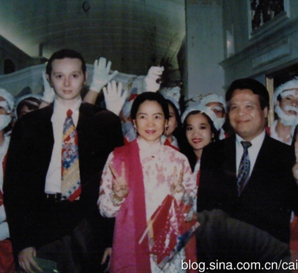 Hình ảnh của Đặng Lệ Quân và Paul trong một sự kiện trước khi cô qua đời.