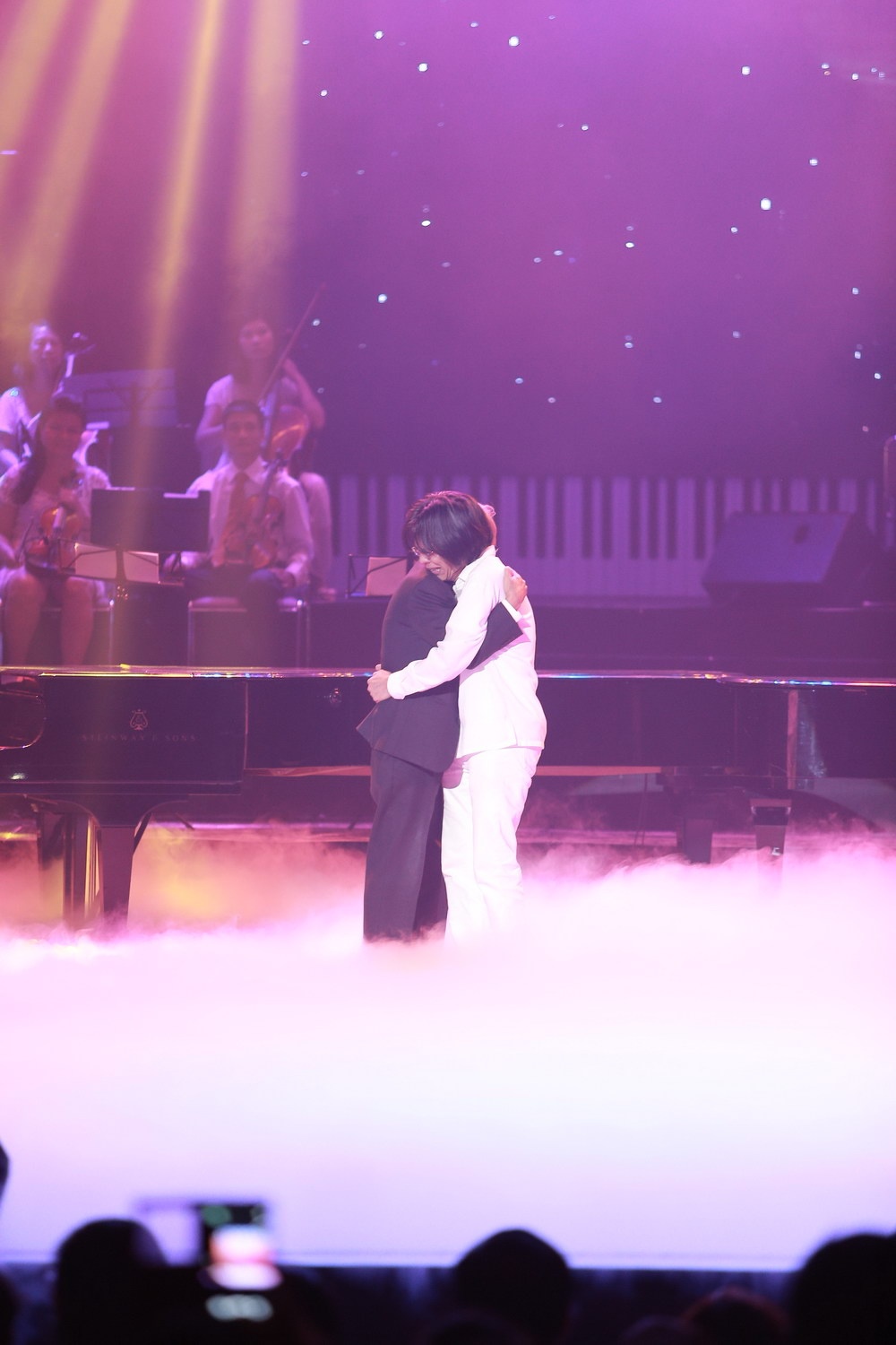 Ông và con trai, nhạc sĩ Nguyễn Quang cùng nghẹn ngào trong tình cảm yêu thương vô tận dành cho nhau.