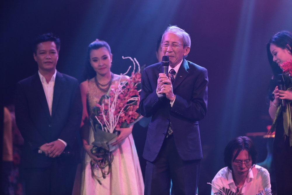 Trước tình cảm yêu thương nồng nhiệt của khán giả, nhạc sĩ Nguyễn Ánh 9 đã lặng khóc rất lâu, mãi không ngừng. 