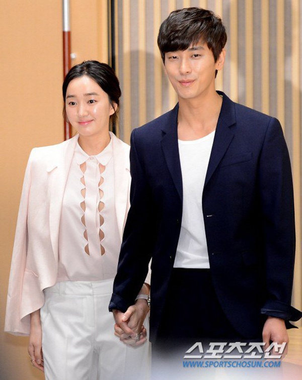 Hôm 19/5, Soo Ae cùng dàn diễn viên phim mới Mask đến dự buổi ra mắt truyền thông. Nữ diễn viên được đàn em Joo Ji Hoon hộ tống. 