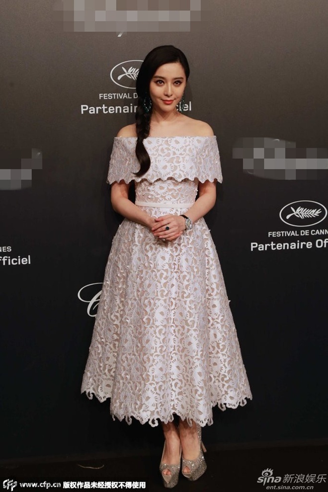 Nữ diễn viên tinh tế vói kiểu tóc tết lệch một bên.