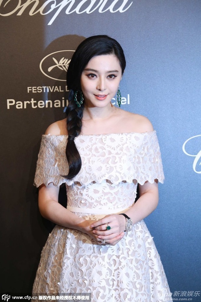 Phạm Băng Băng xuất hiện tại sự kiện trong khuôn khổ LHP Cannes. Cô nổi bật trong bộ váy gợi cảm màu kem, khoe vai trần quyến rũ.