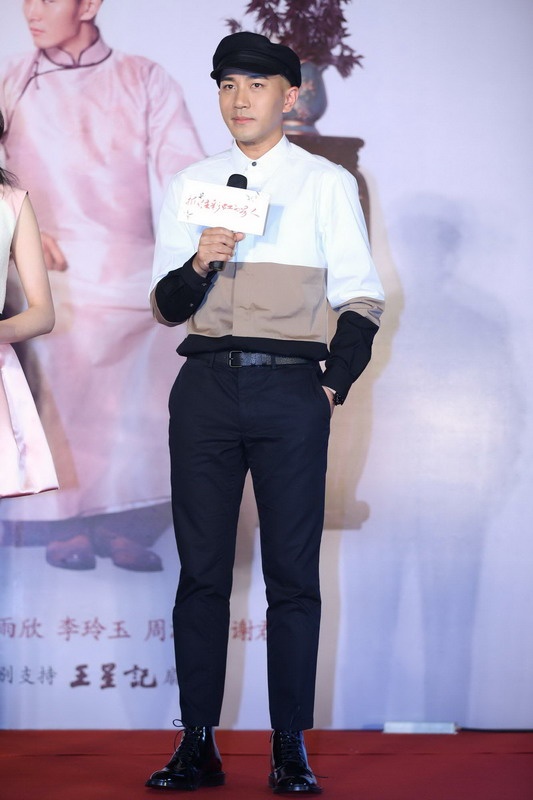 Tài tử Lưu Khải Uy xuất hiện với đầu trọc. Anh đã hy sinh mái tóc khi nhân vai Hoàng đế Khang Hy trong dự án phim mới. 