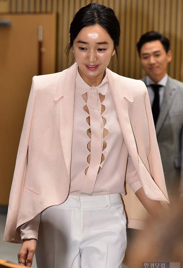 Soo Ae trang điểm theo phong cách nhẹ nhàng, tự nhiên nhưng làn da bị bóng dầu. 