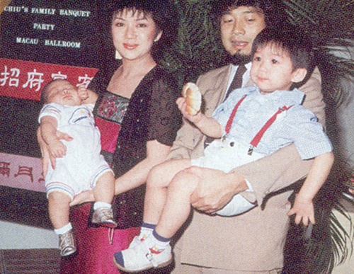 Phùng Bửu Bửu bên chồng đầu tiên và hai con trai. Sau này chồng cô ly hôn và còn tuyên bố vợ là người điên.