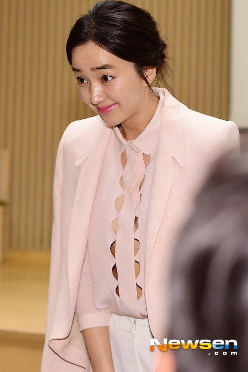 Cách đây 3 ngày, Soo Ae gặp tai nạn xe hơi khi đang quay phim. Chiếc xe của cô bị một xe khác đâm từ phía sau. Nữ diễn viên được đưa đến bệnh viện chữa trị và xuất viện ngay sau đó. Lần xuất hiện này cho thấy Soo Ae đã bình phục hoàn toàn.