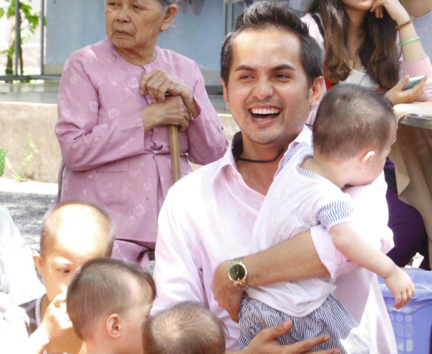 Duc Tien ve nuoc lam tu thien sau 2 nam dinh cu My hinh anh