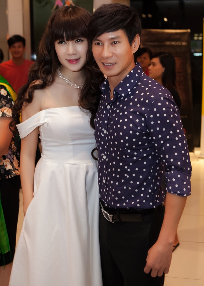 Bà xã Minh Hà luôn đồng hành cùng chồng từ cuộc sống đến công việc. Cặp đôi cũng nhận được nhiều lời khen ngợi từ người hâm mộ khi luôn dành cho nhau tình cảm mặn nồng.