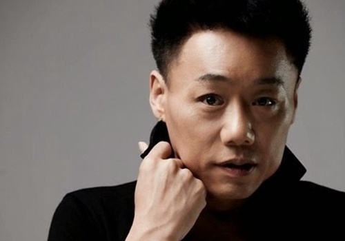 Dao dien Han Quoc bi bat vi quay roi dan ong o phong tam hoi hinh anh