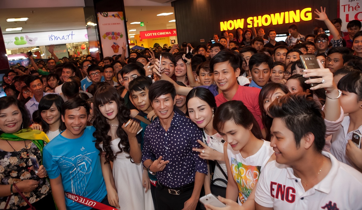 Fan vay kin vo chong Ly Hai tai buoi ra mat phim hinh anh