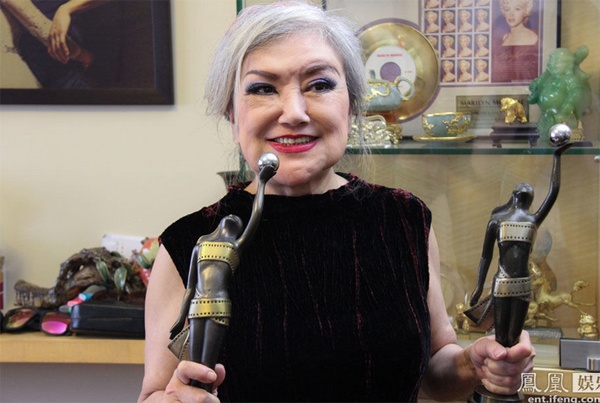 Gương mặt xô xệch hiện nay của bà.