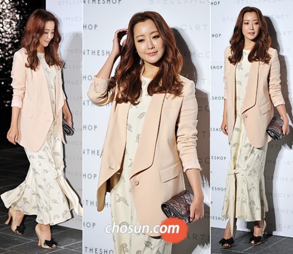 Kim Hee Sun cũng có mặt trong buổi quảng cáo. Gương mặt của người đẹp tròn trịa và cứng đờ.