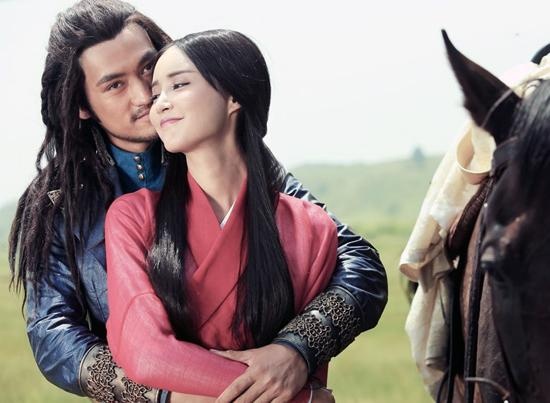 Viên Hoằng nổi tiếng với vai Dương Khang trong Anh hùng xạ điêu bản Hồ Ca, Lâm Y Thần, Lưu Thi Thi. Anh gặp Trương Hâm Nghệ trên phim trường Công chúa Giải Ưu năm 2014.