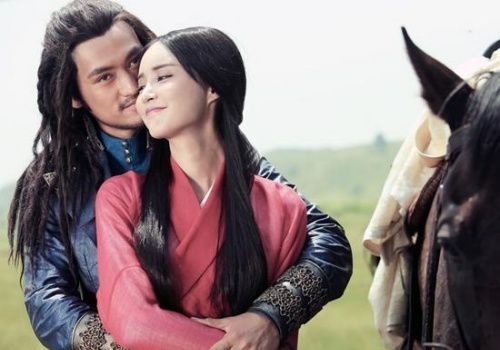 Sao ‘Anh hung xa dieu’ song chung voi nguoi dep thi phi hinh anh