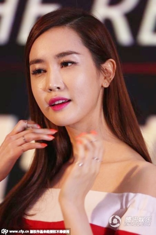 Vẻ đẹp có phần cứng như sáp của nữ diễn viên My Girl.