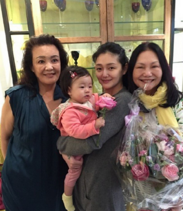 Mẹ chồng Đại S (ngoài cùng bên trái) chụp ảnh với thông gia, con dâu và cháu nội.