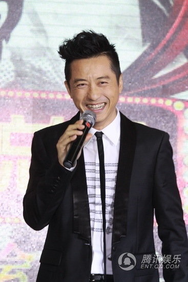 Dữu Trùng Khánh: HLV The Voice Trung Quốc sinh ra trong gia đình truyền thống chính trị: ông nội từng là Thị trởng thành phố Côn Minh, tỉnh Vân Nam (Trung Quốc). Bản thân anh cũng kiếm bộn tiền từ việc ca hát. Nhưng cách sống của anh lại chẳng khác nào người có thu nhập thấp. Nhân viên làm việc với anh thừa nhận: “Anh ấy nhắc nhở chúng tôi không được ném lon khi uống nước xong vì vỏ lon bán được phế liệu, mỗi người đi vệ sinh nên tiết kiệm nước”.