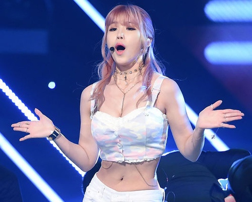 Trang phuc dien nhu bikini cua thanh vien Secret hinh anh