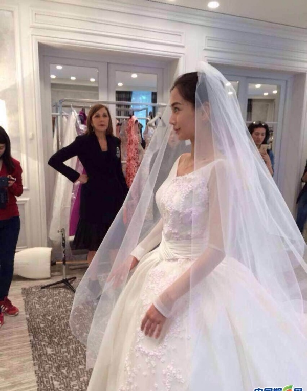 Ảnh thử váy cưới của Angela Baby tại Pháp.