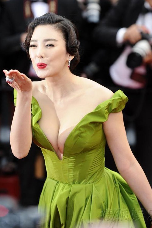 Trương Vũ Kỷ  nổi bật hơn hẳn so với những ngôi sao Hoa ngữ khác tại Cannes lần thứ 66 bởi chiếc váy cổ chữ V khoét sâu màu xanh lá khoe vòng 1 gợi cảm 