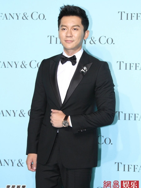 Tài tử Lý Thần bảnh bao trong sự kiện. Anh né tránh mọi câu hỏi liên quan đến Phạm Băng Băng và Trương Hinh Dư.