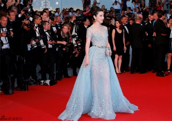 Trả lời về sự cố này, Lý Băng Băng chia sẻ do thiết kế váy cầu kỳ và quá dài, buộc cô phải đi từ tốn. 