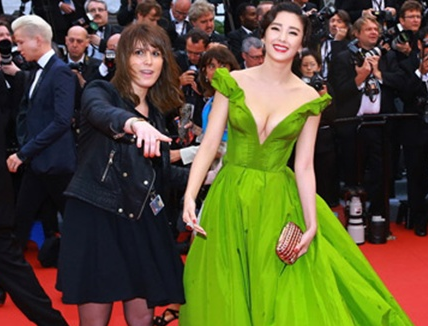 Sao Hoa ngu do mat vi bi 'duoi kheo' khoi tham do Cannes hinh anh