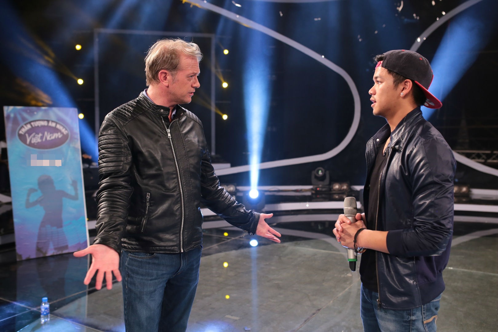  Nhà sản xuất âm nhạc Mark Walton hướng dẫn cho thí sinh Trọng Hiếu.