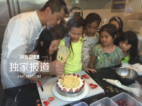 Chiều 23/5, Lý Á Bằng tổ chức tiệc sinh nhật cho con gái Lý Yên tại một quán cà phê giản dị. Năm nay, cô công chúa nhỏ tròn 9 tuổi. Tự tay tài tử Anh hùng xạ điêu làm bánh kem mừng sinh nhật con.