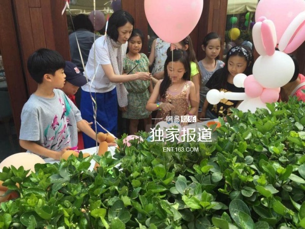 Sau khi ly hôn, Lý Yên sống cùng với cha. Cô bé hiếm khi gặp bà mẹ nổi tiếng. Chỉ thỉnh thoảng, cô được mẹ đưa đến trường. Báo chí từng đánh giá Vương Phi sở hữu giọng ca đẹp, yêu hết mình nhưng lại lơ là trách nhiệm làm mẹ.