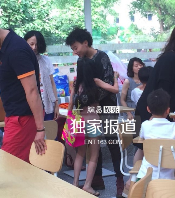 Hai cô công chúa của giọng ca Năm tháng vội vã quấn quýt bên nhau.